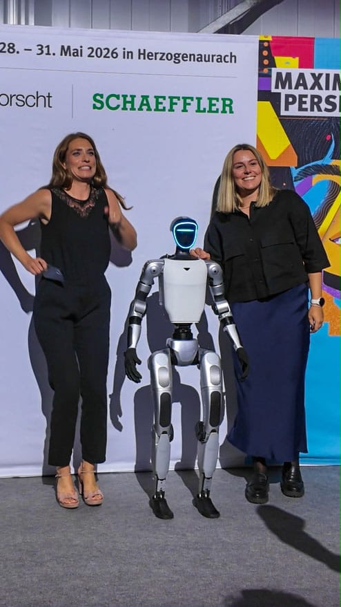 Zwei Besucherinnen mit Unitree G1 Roboter vor Schaeffler Fotowand