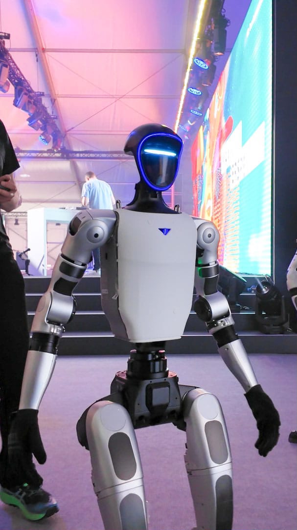 Porträt eines Unitree G1 Roboters nahe der Bühne