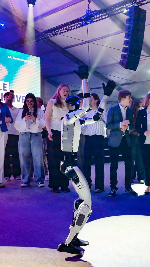 Unitree G1 Roboter tanzt mit Gästen und Moderation beim Event