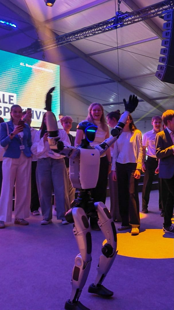 Unitree G1 Roboter interagiert mit Gästen auf der Bühne