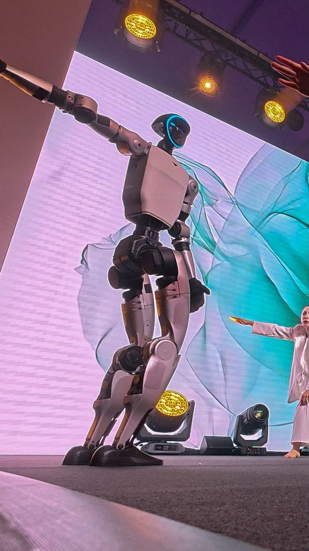 Unitree G1 Roboter mit ausgestrecktem Arm auf der Bühne