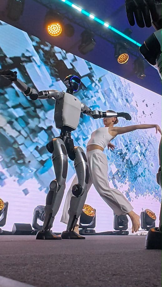 Unitree G1 Roboter und Tänzerin während der Bühnenchoreografie