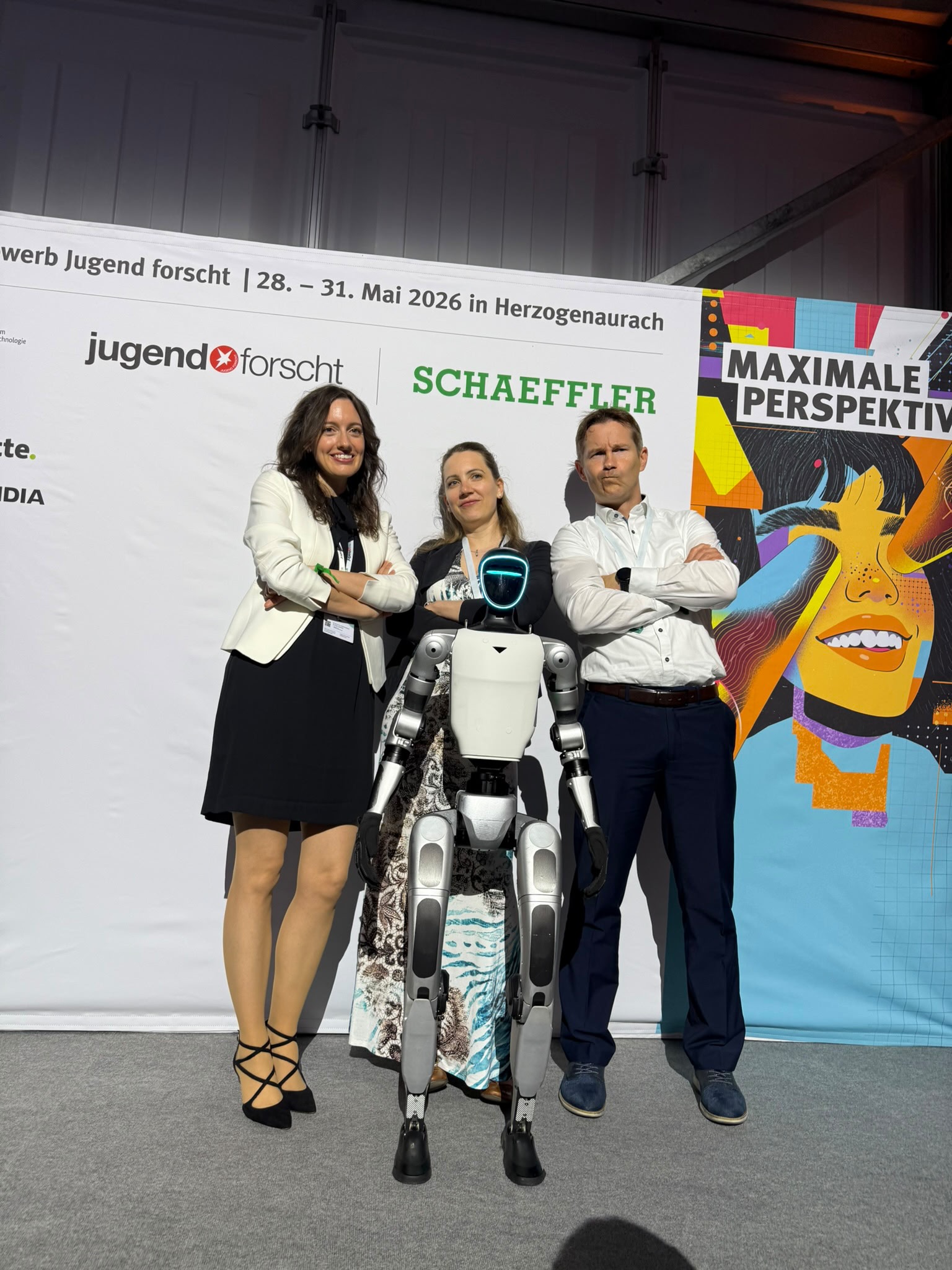 Drei Gäste mit Unitree G1 Roboter vor Schaeffler und Jugend forscht Fotowand