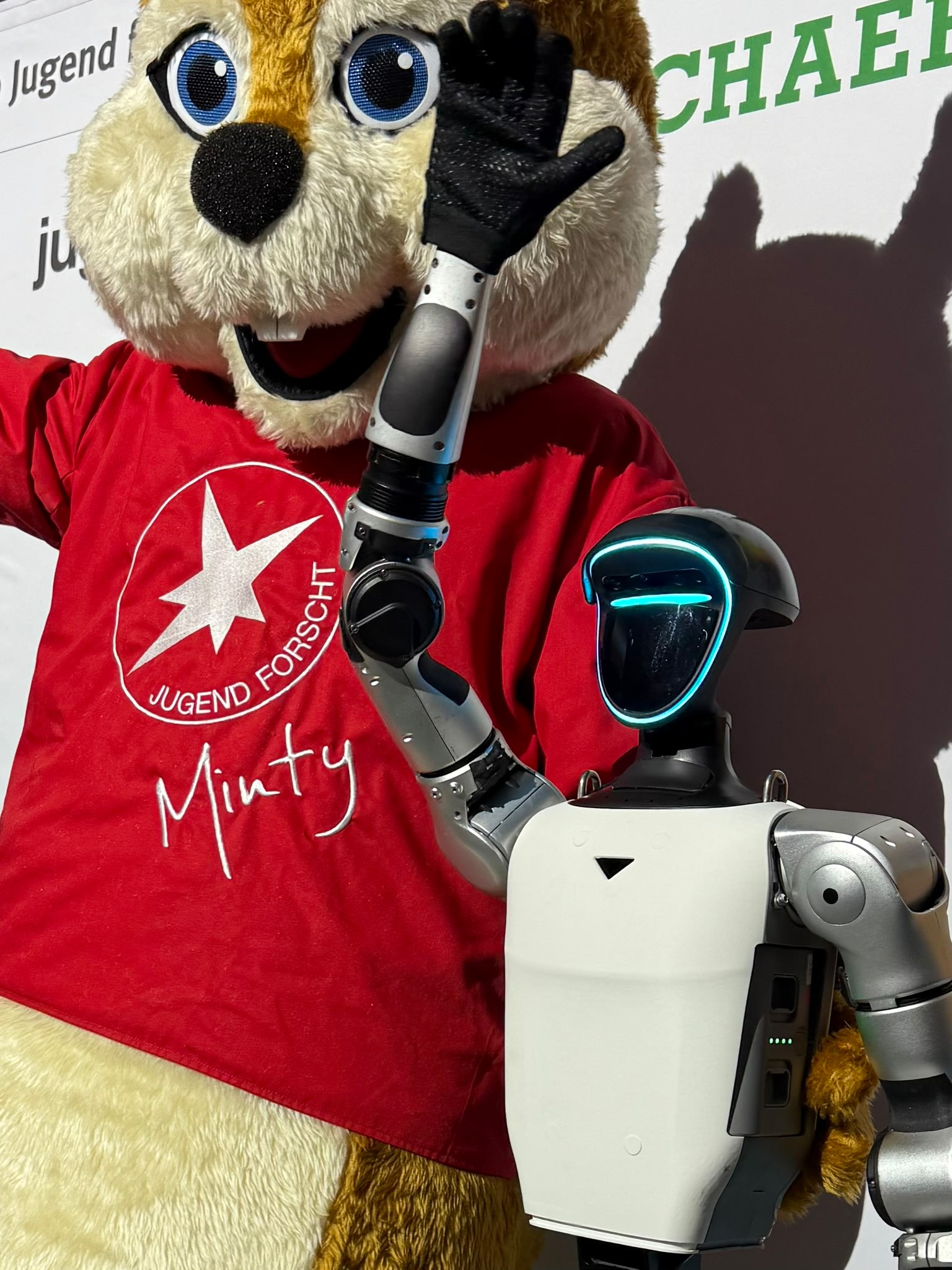 Jugend forscht Maskottchen Minty mit Unitree G1 Roboter