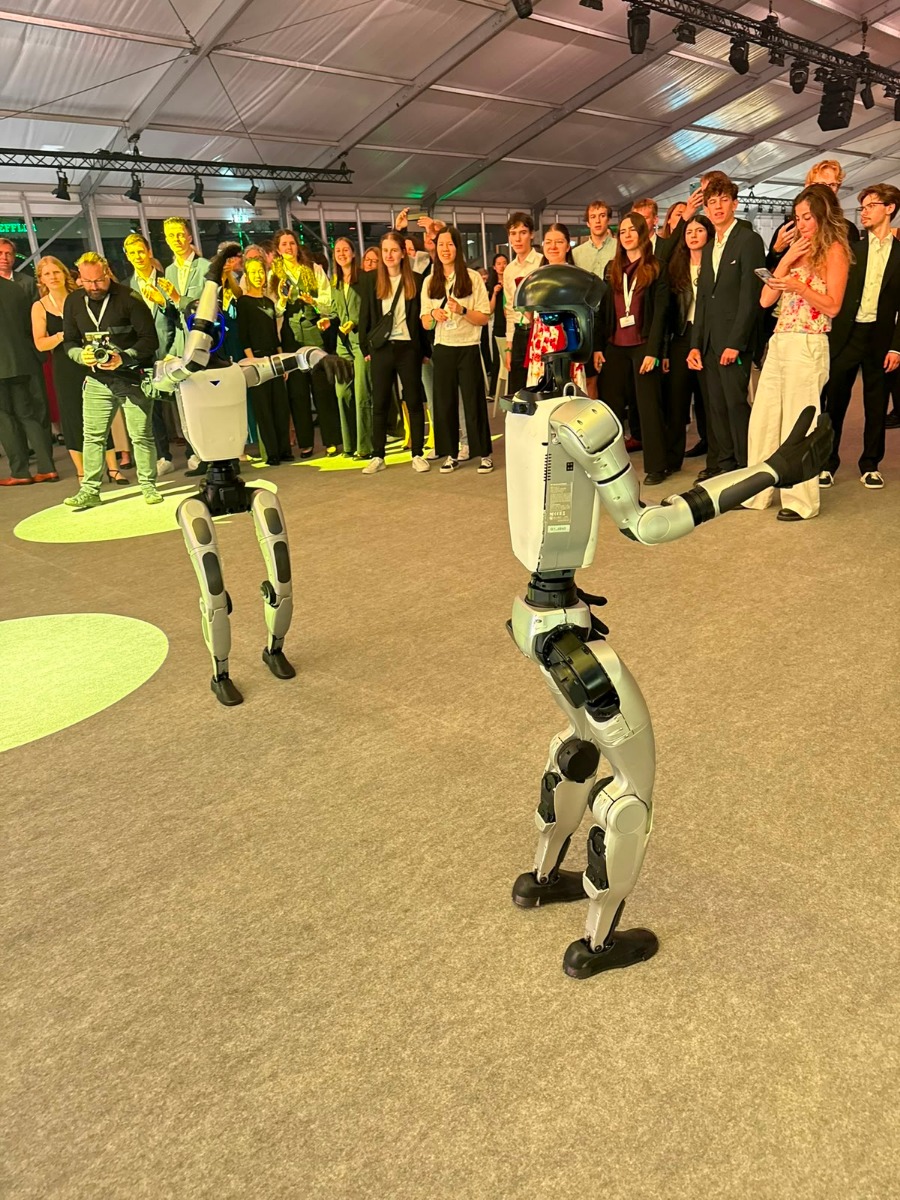 Drei Unitree G1 Roboter aktivieren das Publikum auf der Eventfläche