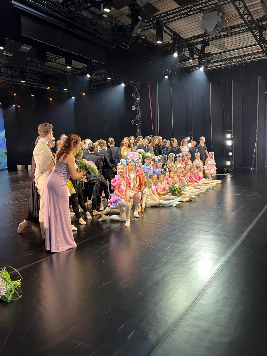 Ensemble des Tanz der Talente beim Abschluss auf der Bühne des Staatstheaters Augsburg