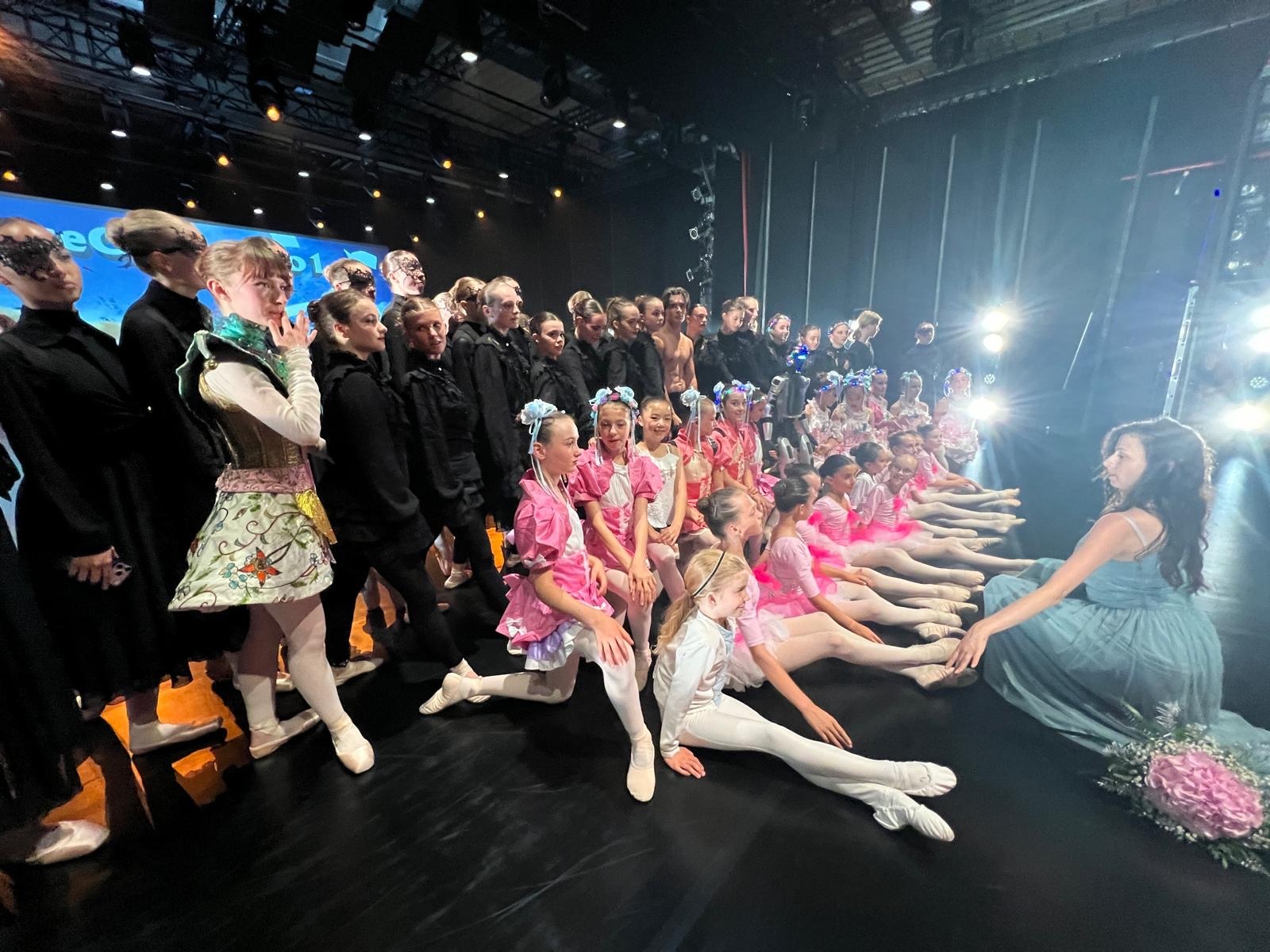 Finale des Tanz der Talente mit Unitree G1 und Ballettensemble auf der Augsburger Theaterbühne