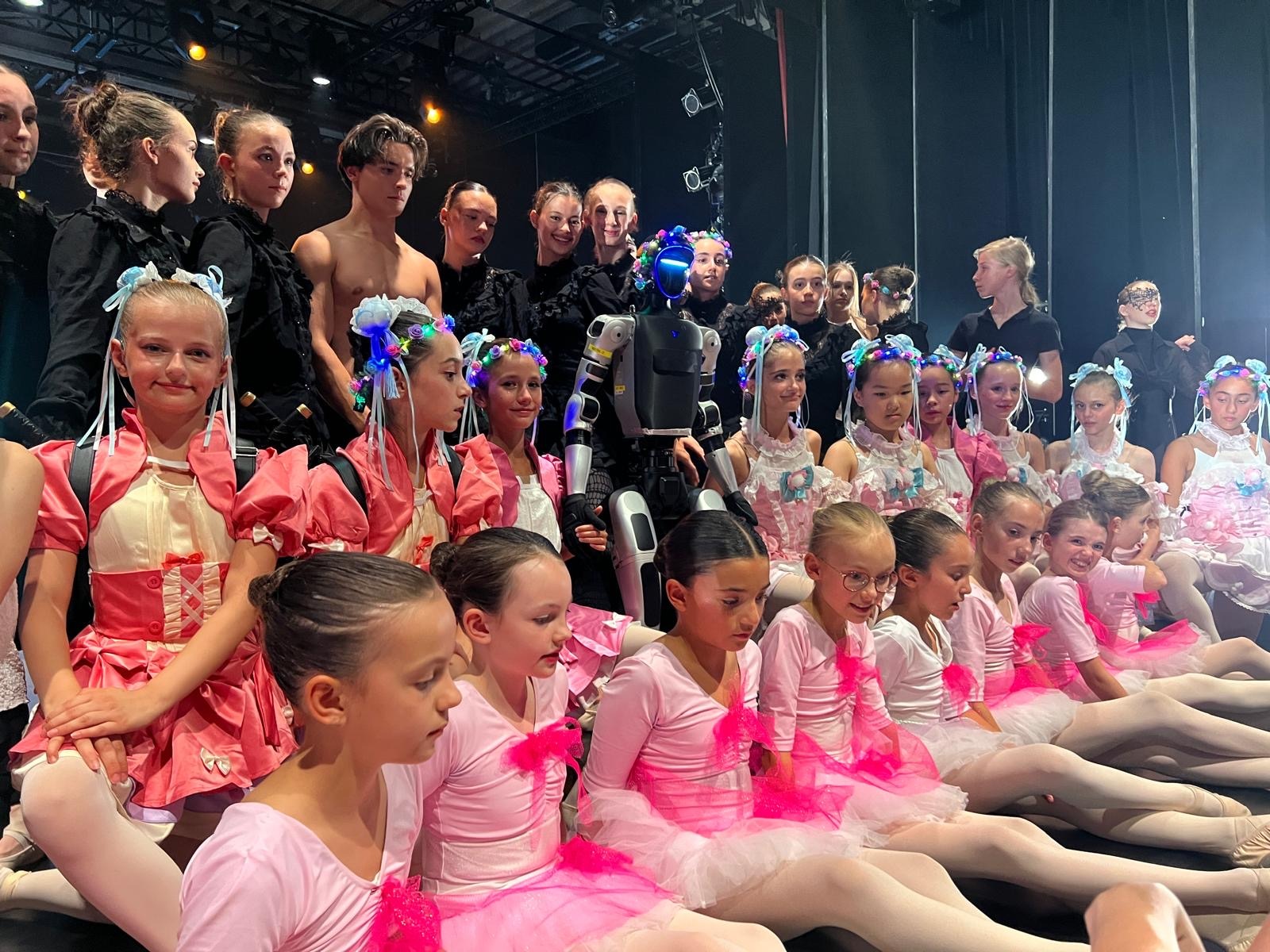 Unitree G1 als Überraschungsgast mit dem DanceCenter No1 Ensemble im Staatstheater Augsburg