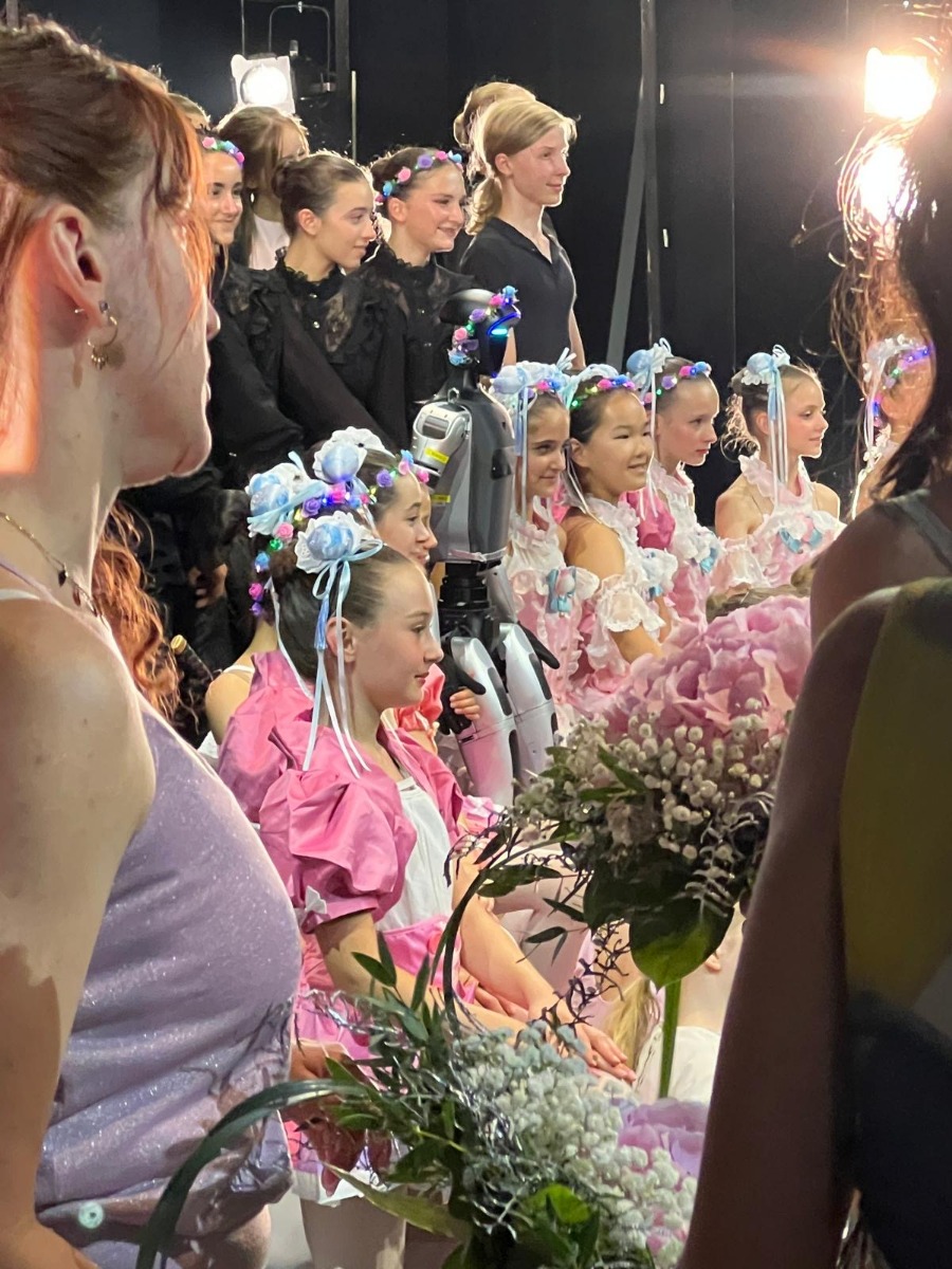 DanceCenter No1 Ensemble mit Unitree G1 und Blumen nach der Bühnenperformance