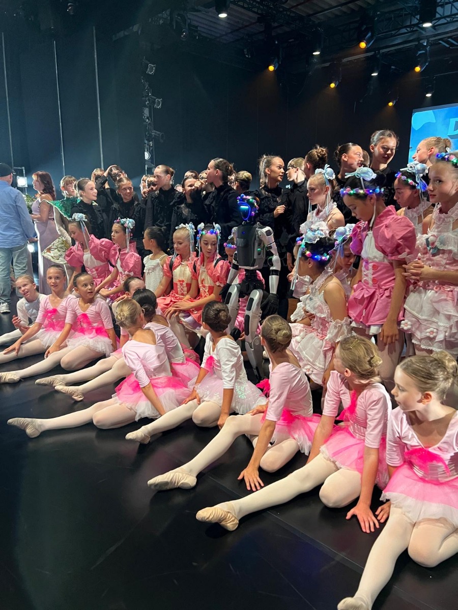 Unitree G1 und das Ballettensemble gemeinsam auf der Bühne des Staatstheaters Augsburg