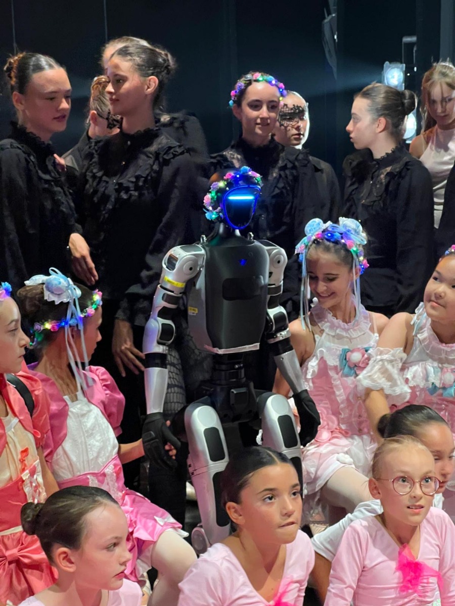 Humanoider Roboter Unitree G1 auf der Bühne mit dem Ensemble des DanceCenter No1