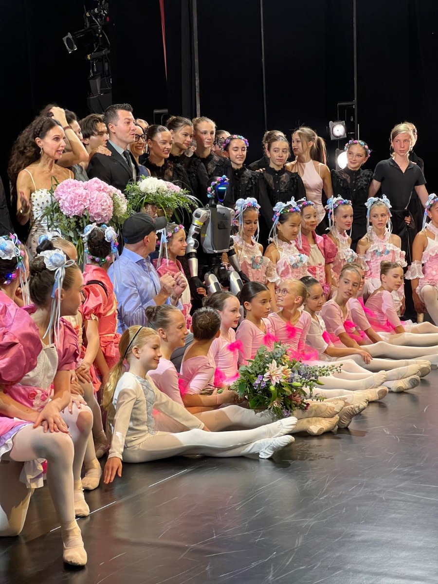Gesamtes DanceCenter No1 Ensemble mit Unitree G1 beim Tanz der Talente im Staatstheater Augsburg