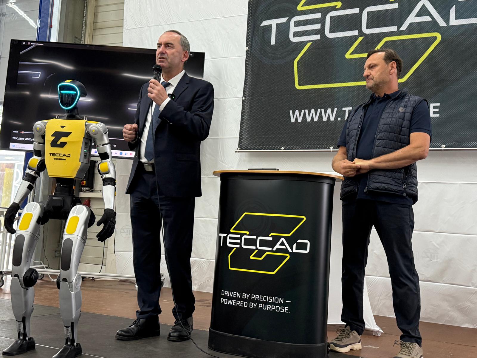 Alfons steht mit Hubert Aiwanger und dem TECCAD-Team auf der Bühne