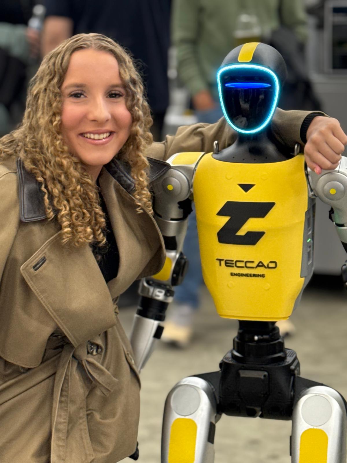 Besucherin macht ein Selfie mit Alfons beim 20-jährigen TECCAD-Jubiläum