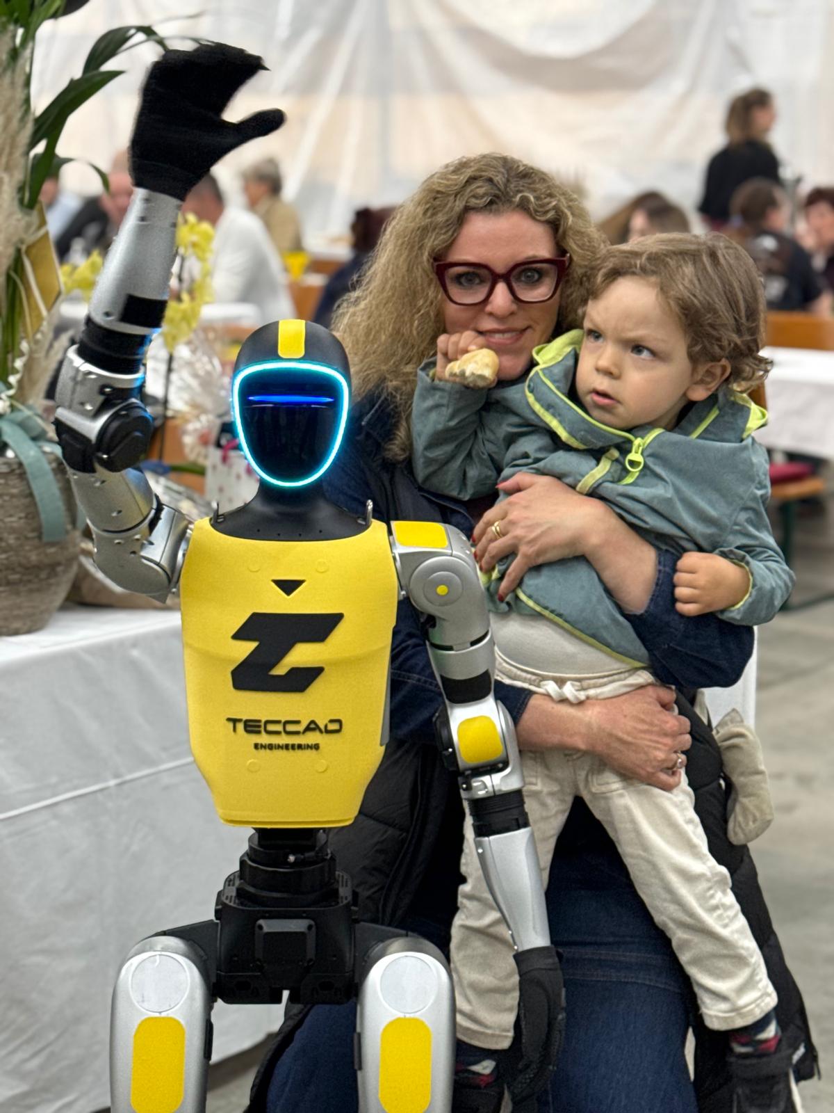Familie macht ein Erinnerungsfoto mit dem Event-Roboter Alfons