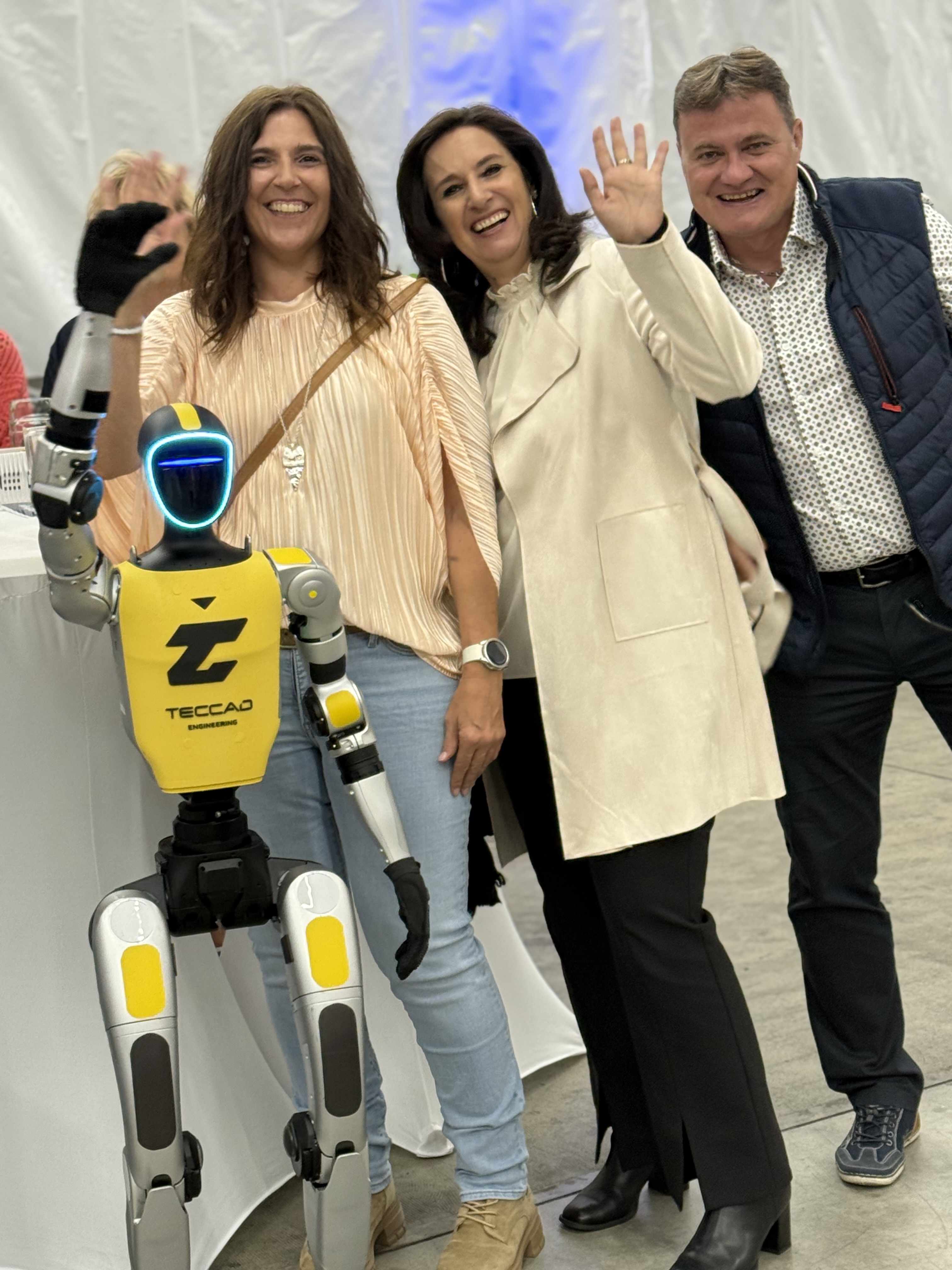 Besucherinnen posieren mit Alfons beim TECCAD-Firmenevent in Landshut