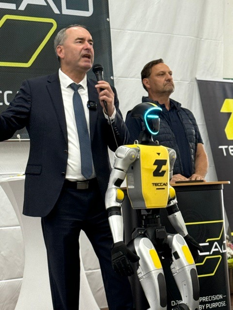 Hubert Aiwanger auf der Bühne neben Alfons beim TECCAD-Jubiläum in Landshut