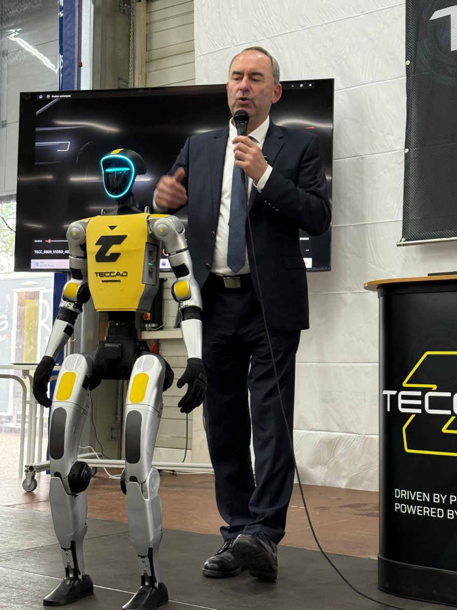 Hubert Aiwanger spricht neben dem humanoiden Roboter Alfons beim TECCAD-Jubiläum