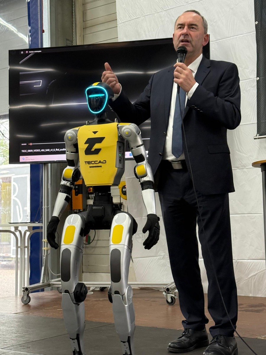 Hubert Aiwanger spricht neben dem humanoiden Roboter Alfons beim 20-jährigen TECCAD Jubiläum in Landshut