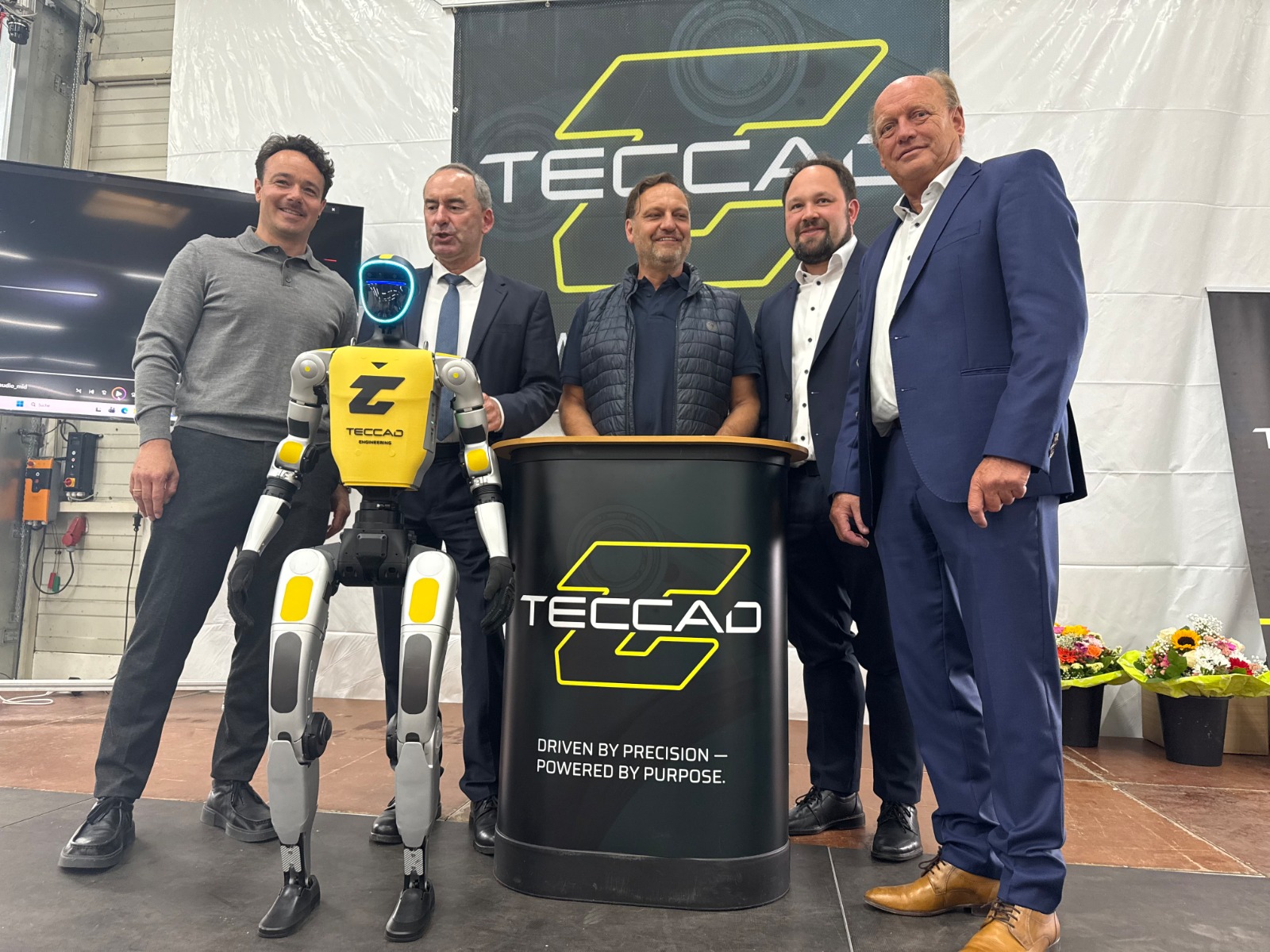 TECCAD-Team mit dem humanoiden Roboter Alfons beim 20-jährigen Firmenjubiläum