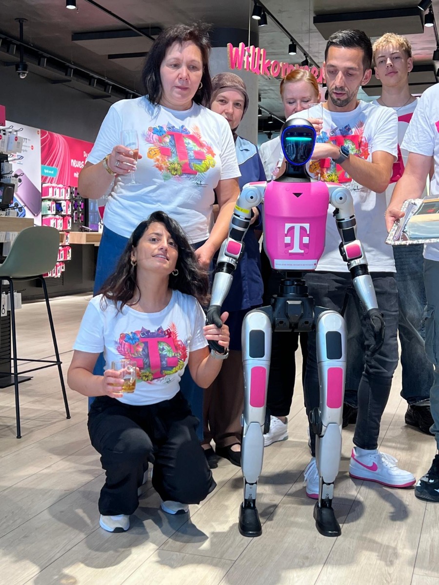 Mitarbeiterin interagiert mit dem Unitree G1 EVENT während der Telekom Jubiläumsfeier