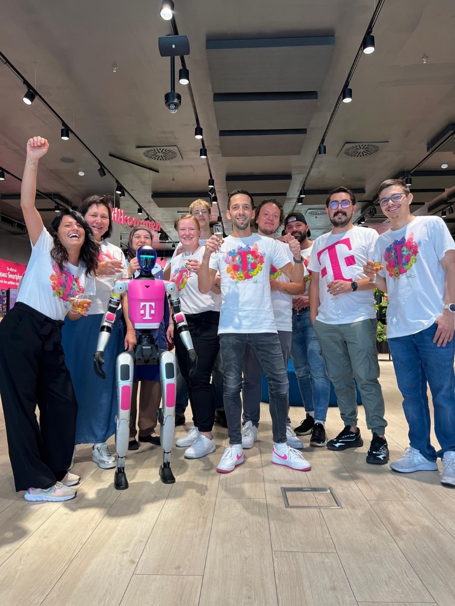 Telekom Team mit dem humanoiden Roboter Buddy beim 50-jährigen Shop-Jubiläum in Nürnberg