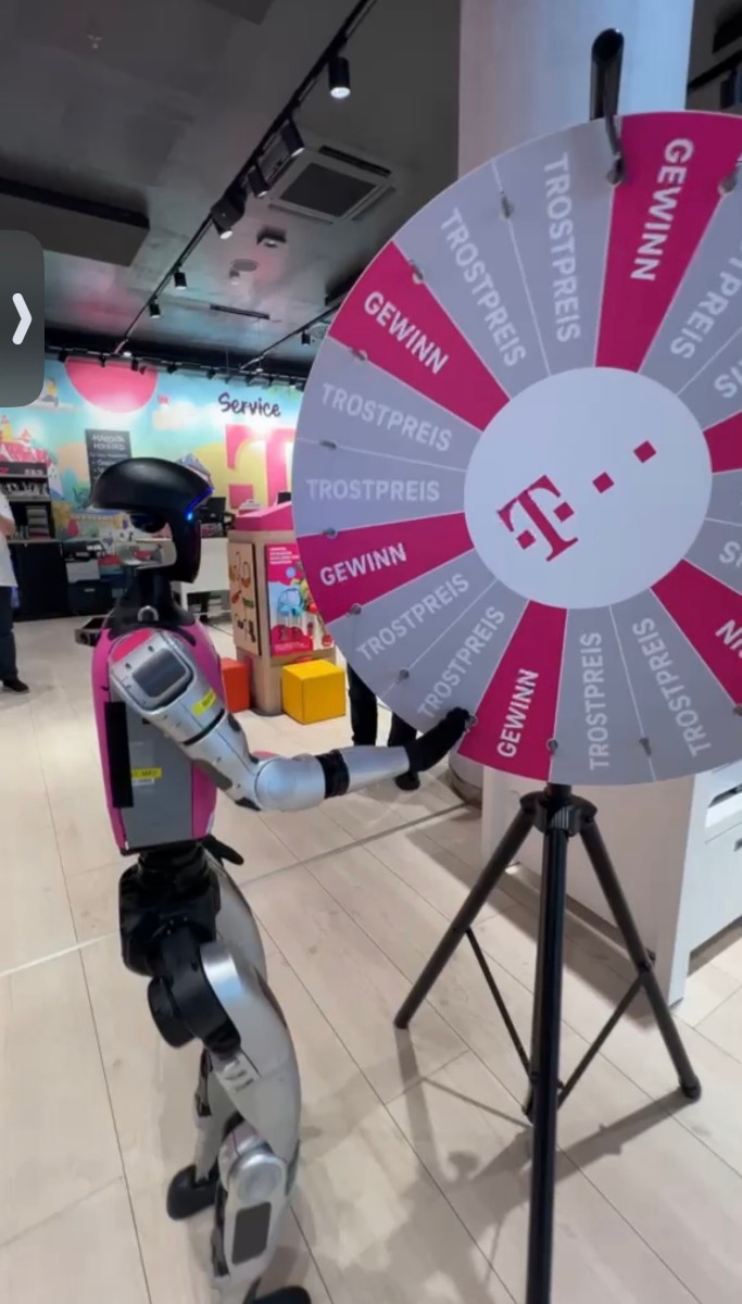 Humanoider Roboter Buddy dreht am Glücksrad im Telekom Shop Nürnberg