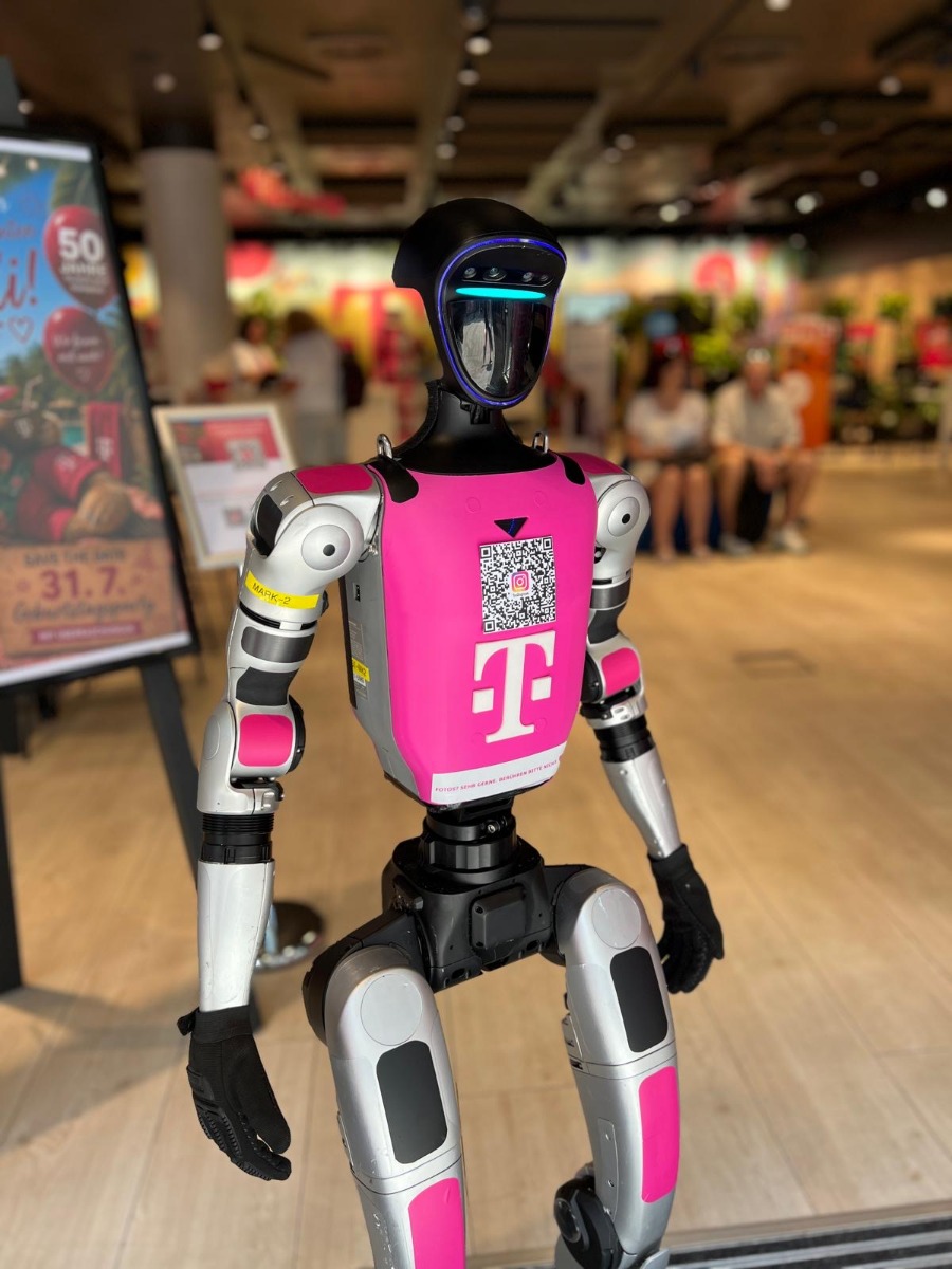 Nahaufnahme des Unitree G1 mit individuellem Telekom Branding und QR-Code