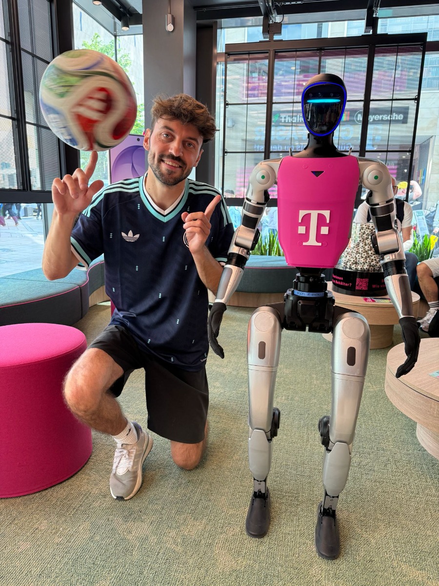 roboticrental-telekom-flagship-store-dortmund-orionstar-nova-visitor-interaction