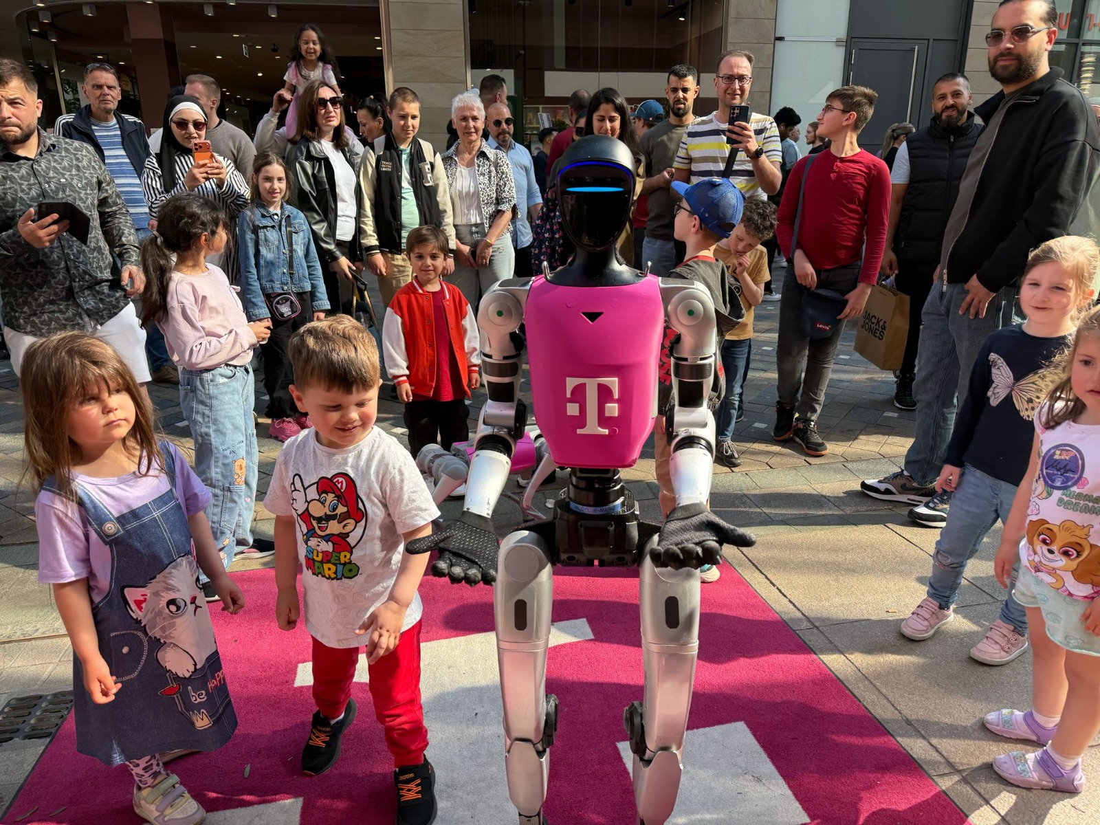roboticrental-telekom-flagship-store-dortmund-success-story-crowd-experience