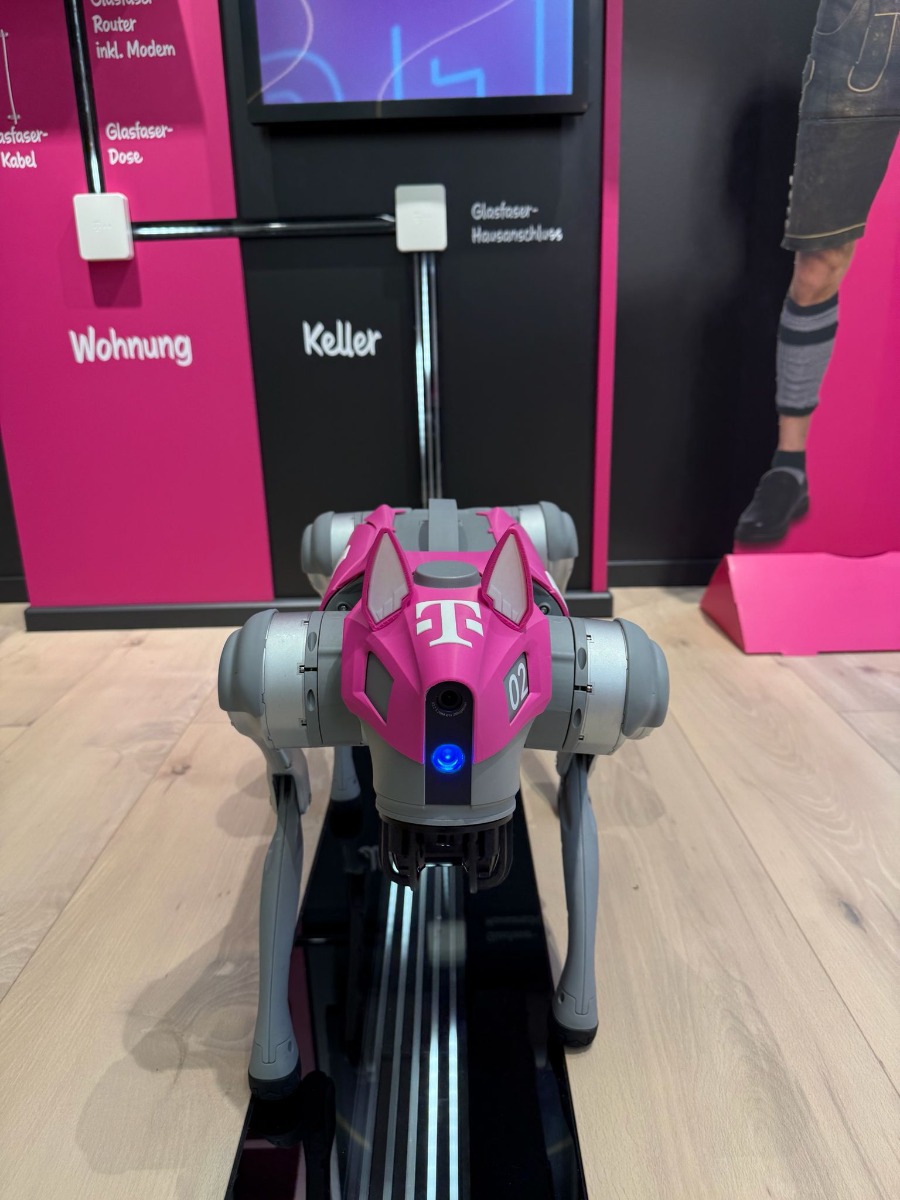 roboticrental-telekom-flagship-store-dortmund-unitree-go2-pro-robotdog-branding