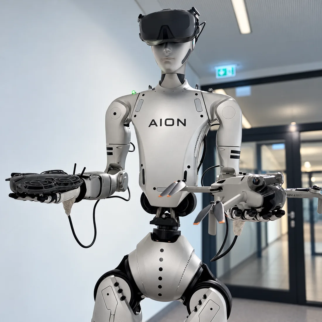 Frontalansicht von AION H2 mit Headset und zwei unterschiedlich großen Drohnen.