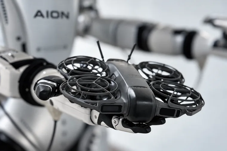 Nahaufnahme einer kompakten schwarzen Drohne mit geschützten Rotoren vor AION H2.